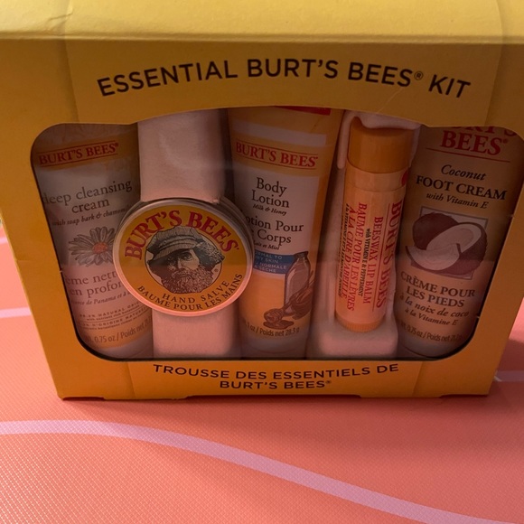 Burt’s Bees Essential Kit - Picture 3 of 3